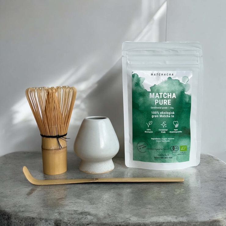 Komplet matcha-sæt: 50g premium matcha, bambuspiskeris, ske og bambusholder – essentielle redskaber til matcha-te.