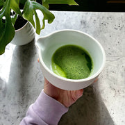 Matcha skål med hældetud (Matcha chawan) og bambusholder