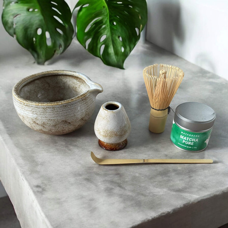 Matcha-sæt med 30g økologisk matcha, Matchaskål med hældetud, bambuspiskeris, piskerisholder og måleske – perfekt til japansk teceremoni.