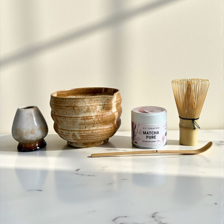 Matcha sæt (inkl. håndlavet skål med hældetud og al tilbehør)