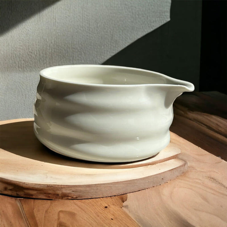 Matcha ceramic bowl with spout (Matcha chawan)