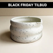 Lys keramikskål med hældetud (Matcha chawan)