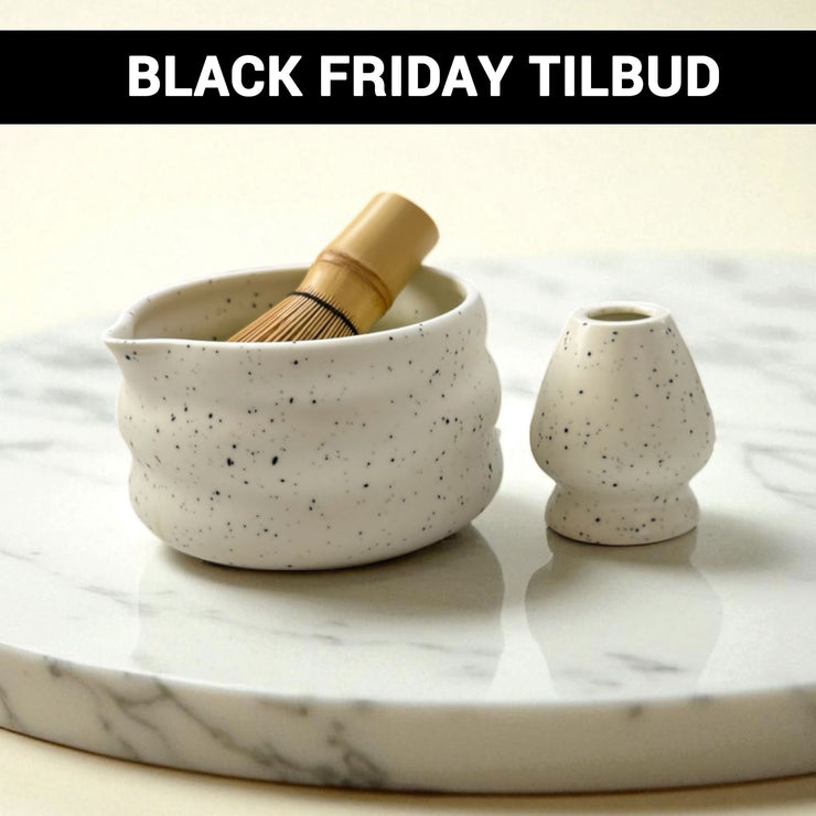 Matchaskål med hældetud og bambusholder i lys keramik